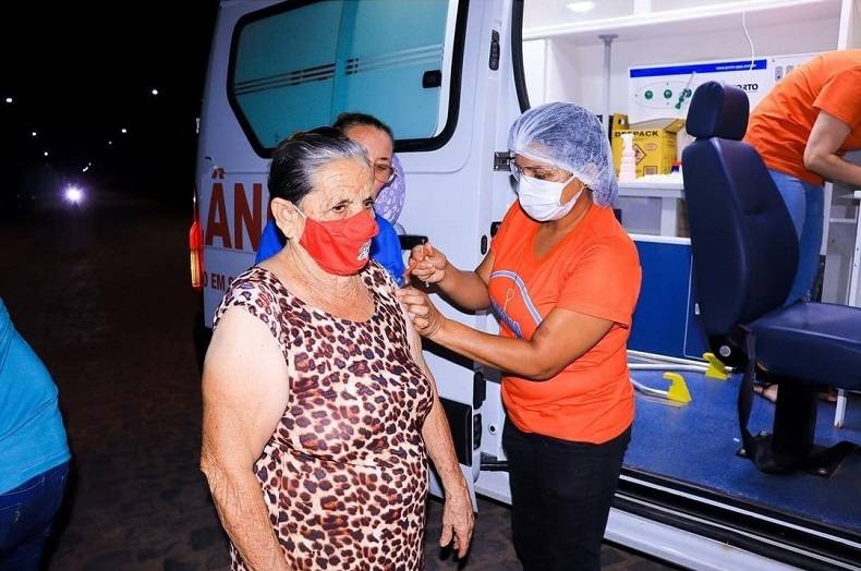 Idosa é vacina na porta de casa em Campo Grande do Piauí